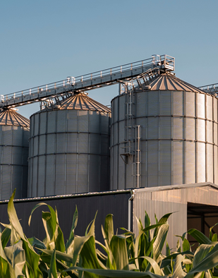 Implantações, ampliações e retrofits industriais.